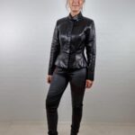 Sort figursyet skindjakke