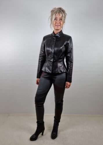 Sort figursyet skindjakke