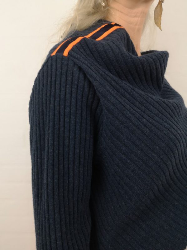 Blå asymetrisk uld strik bluse med orange strib