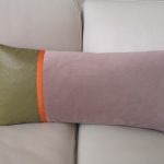 Unika pude i lyserød velour med skind