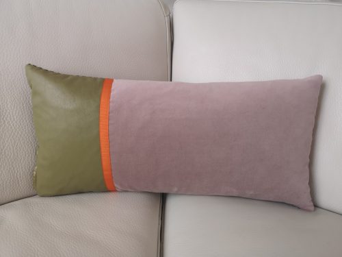 Unika pude i lyserød velour med skind