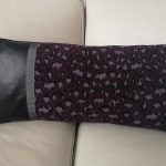 aubergine farvet aflang pude med skind