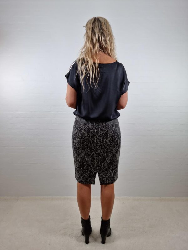 Grå / sort nederdel med blankt tryk