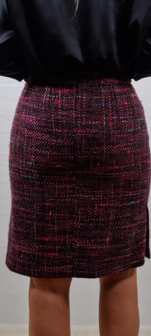 Bouclé nederdel i rød lilla toner