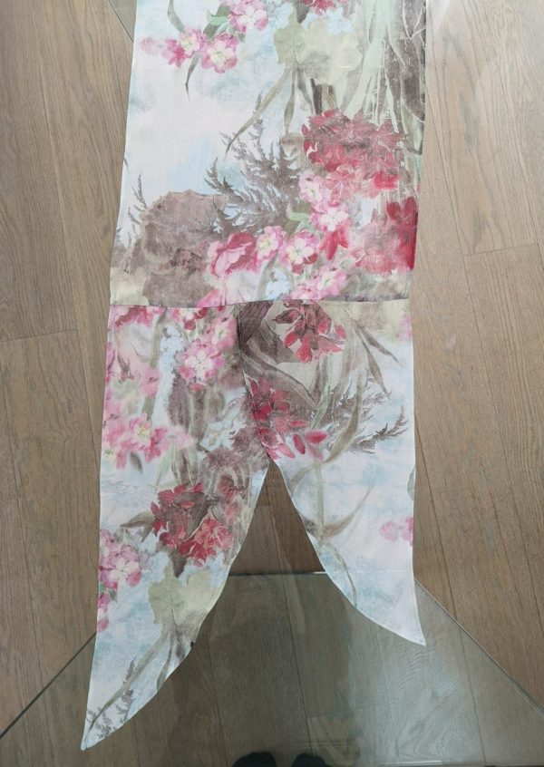 Lyseblå tørklæde med blomster