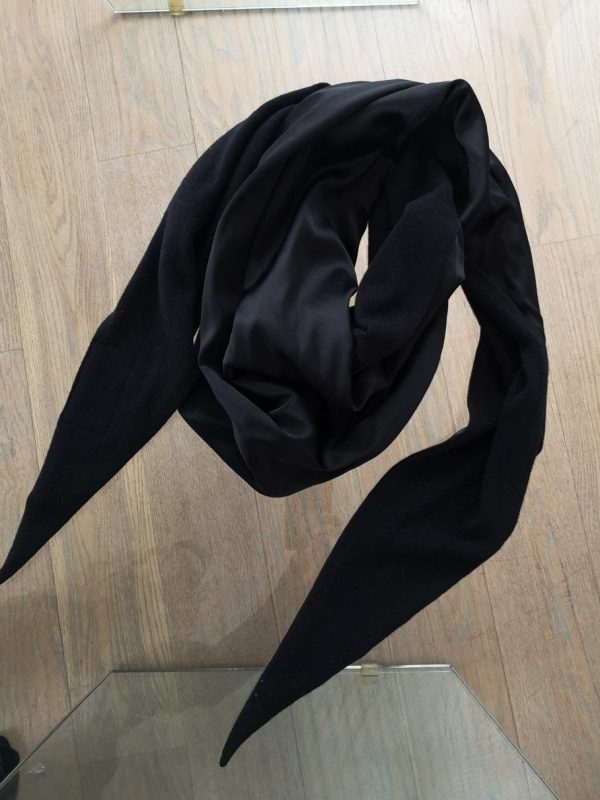 Sort trekantet tørklæde i silke og uld