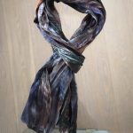 Crepet tørklæde i brun grønne nuancer