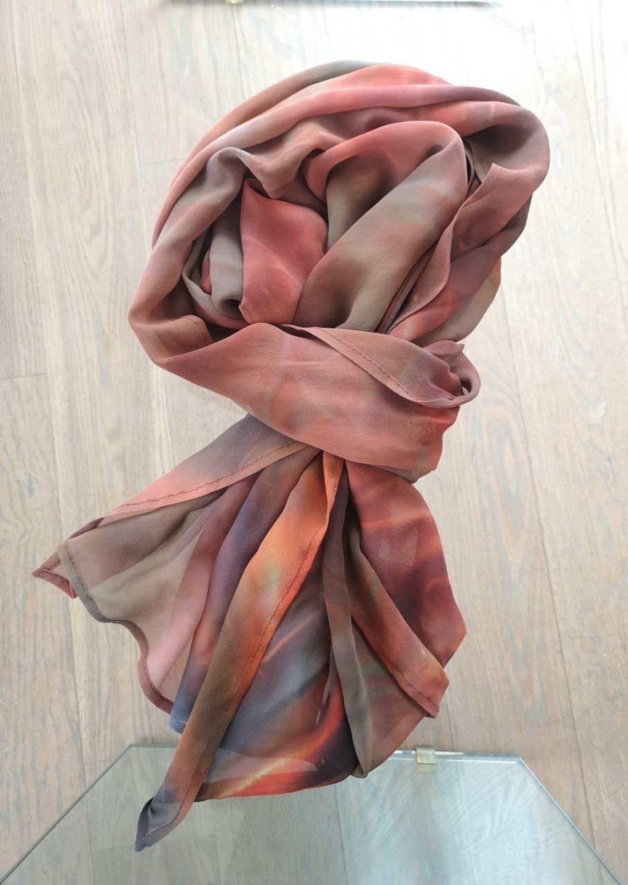 Håndmalet silke tørklæde i brunlige farver