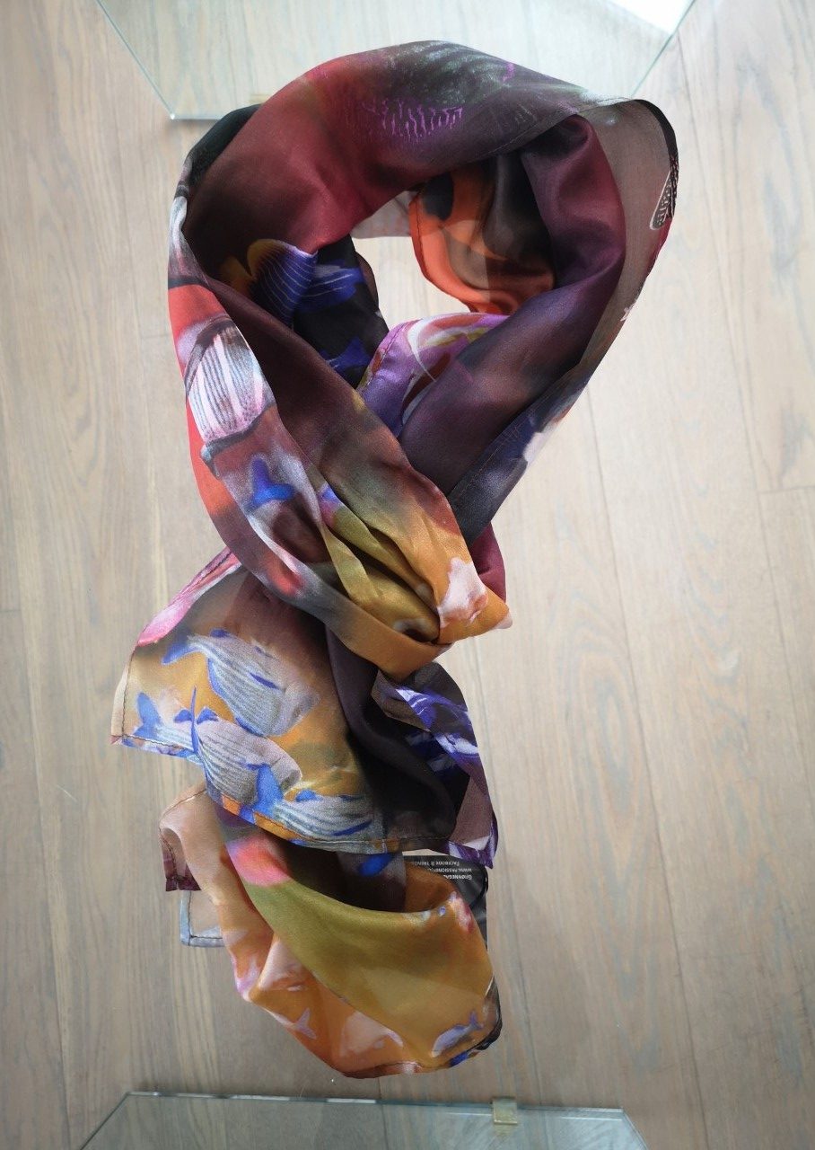Silketørklæde med fisk og farver