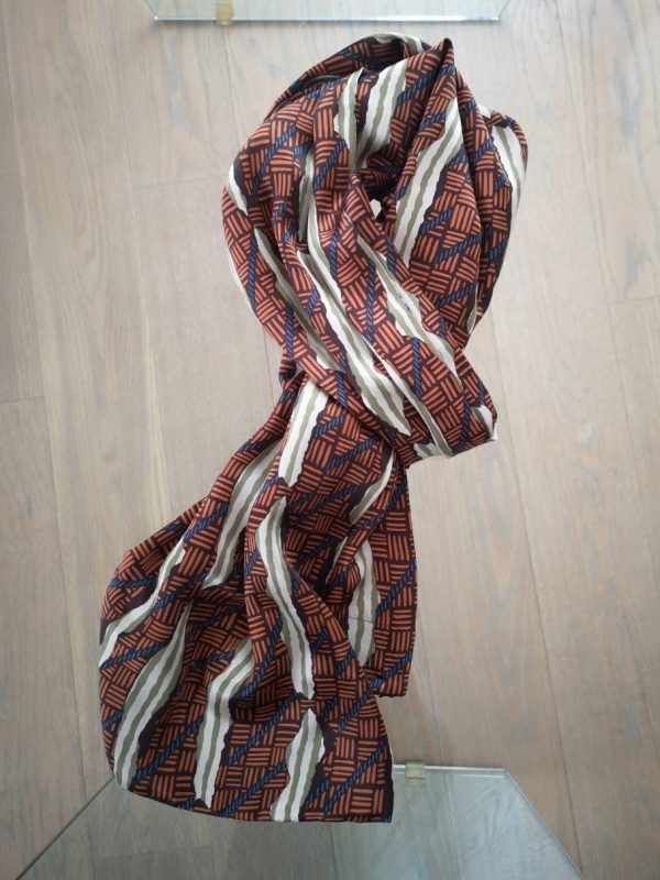 Grafisk silketørklæde i efterårsfarver