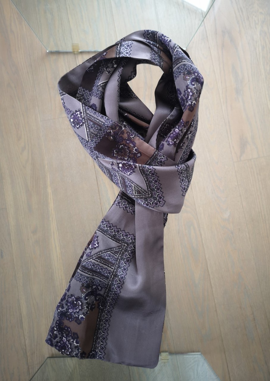 Grålilla silketørklæde med sjalsmønster