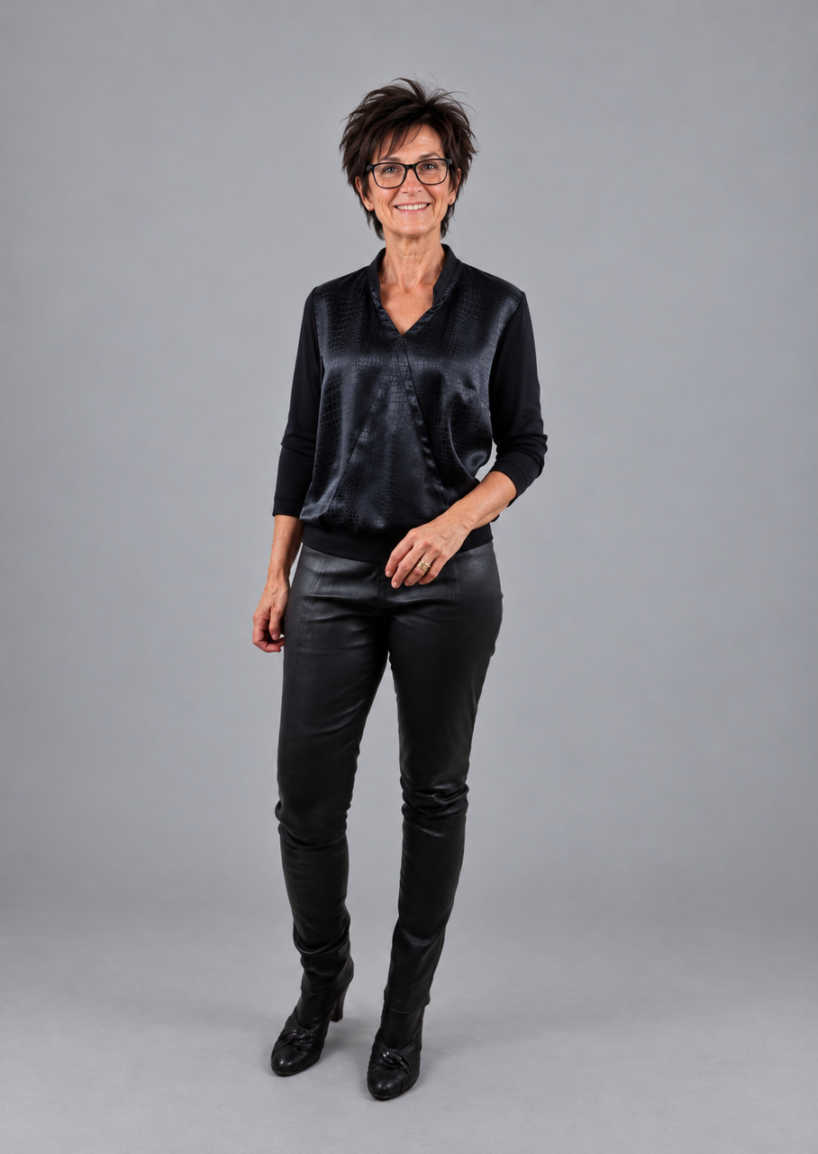 Silkebluse med V-hals og krave – sort