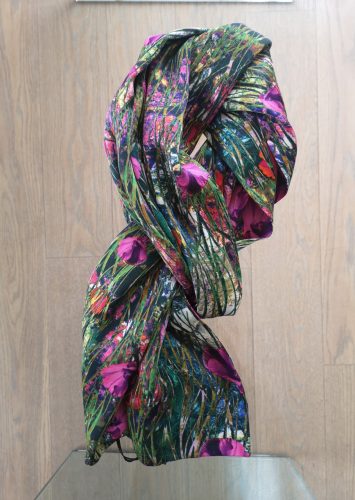 Silketørklæde med grøn blomstereng