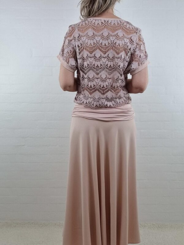 Nude bluse med blonde ryg