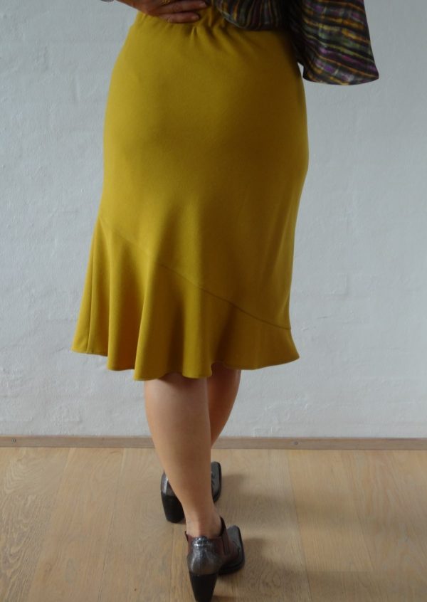 Karrygul nederdel med flæse