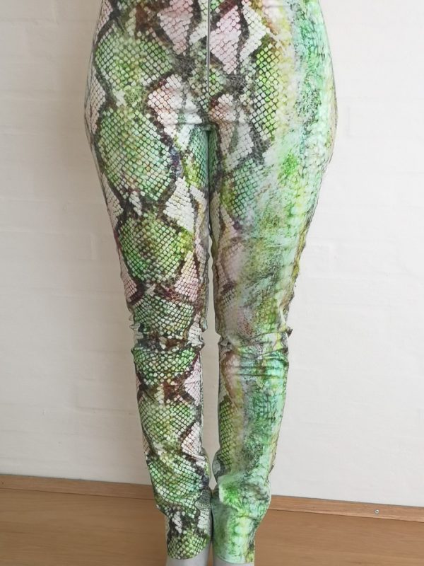 Friske bukser i grøn snake stof