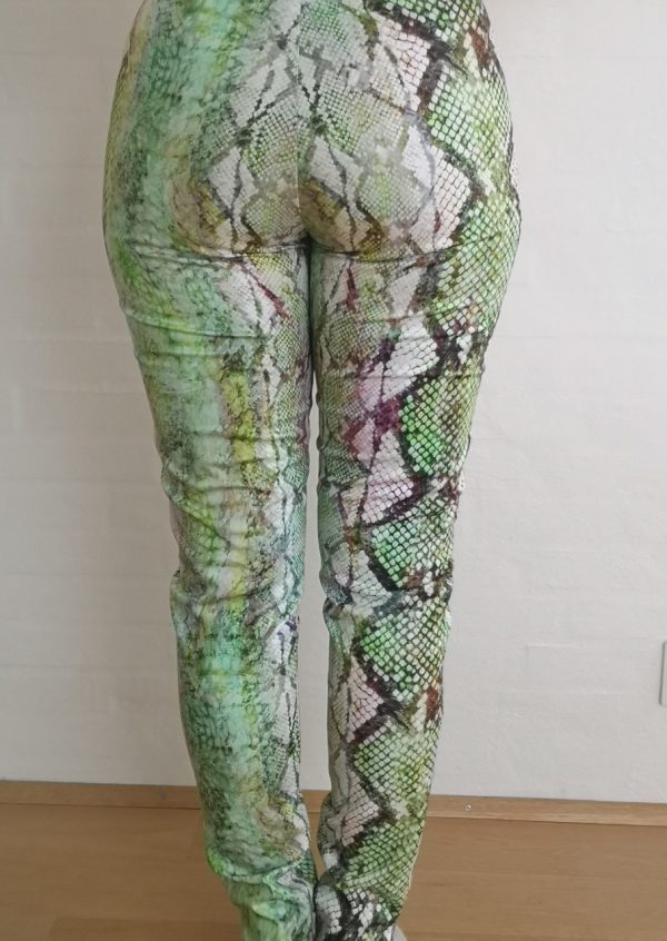 Friske bukser i grøn snake stof
