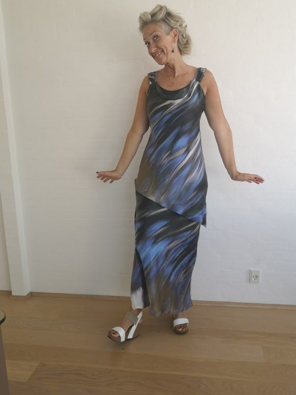 Blågrå lang kjole med vandfald