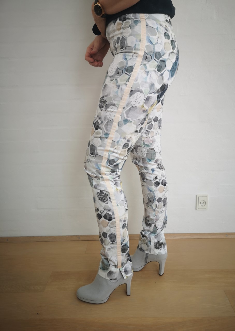 Stor eg Ord studieafgift Lyse bukser med grafisk print - Passion by Joan Fisker