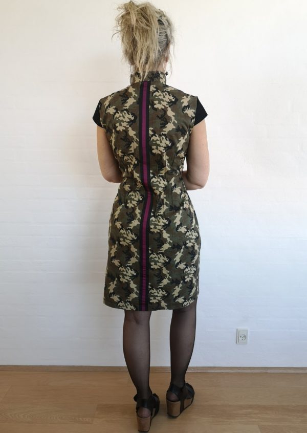 Camouflage kjole med lilla stribe