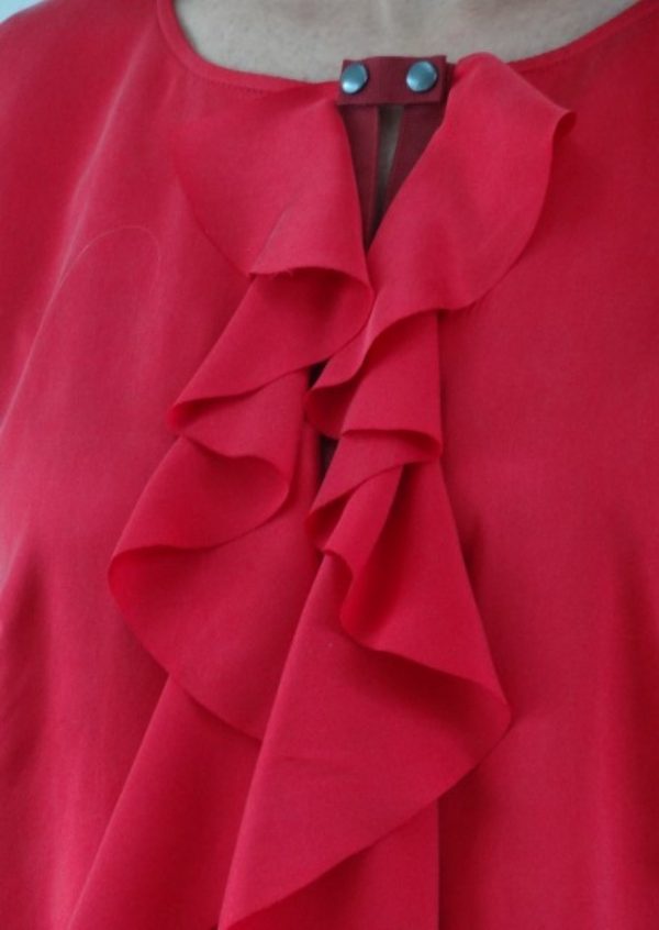 Rød silkebluse med flæse detaljer