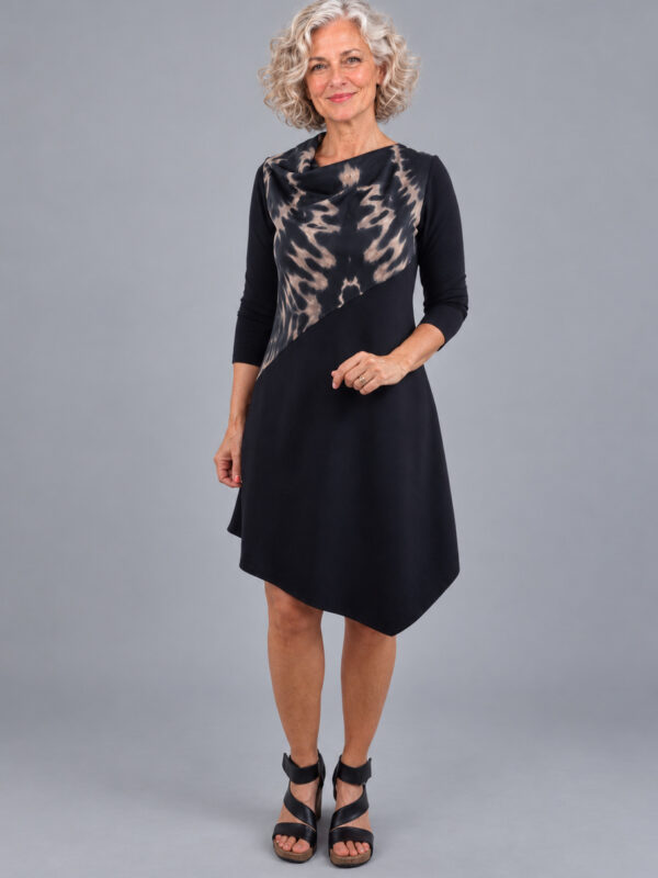 Asymmetrisk kjole med batik og vandfald