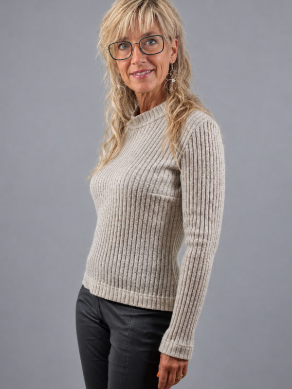 Uldbluse i ribstrik – råhvid/grå