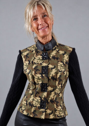 Camouflagejakke med skind og uld set forfra tæt på