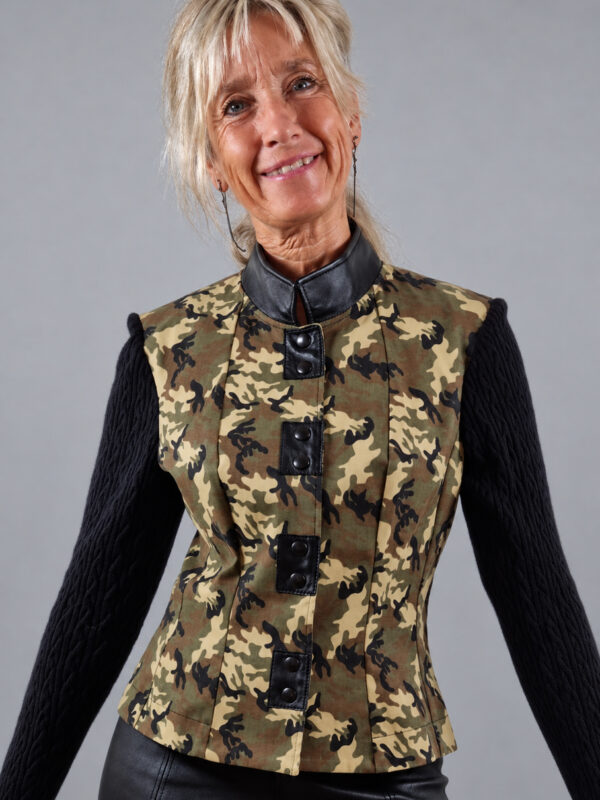 Camouflagejakke med skind og uld set forfra tæt på