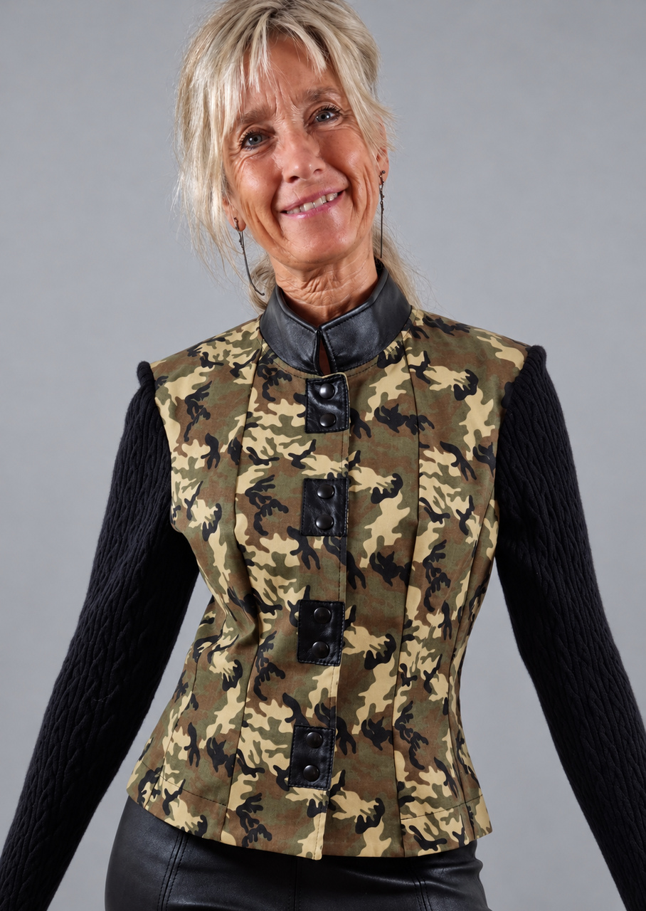 Camouflagejakke med skind og uld set forfra tæt på