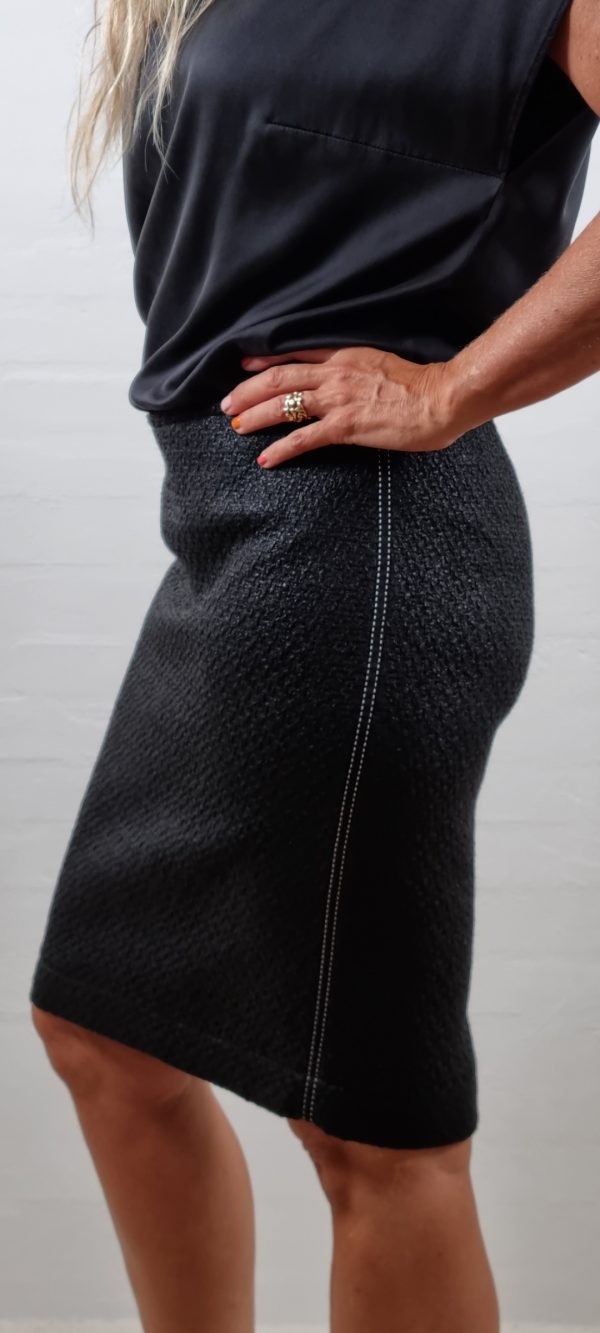 Sort nederdel med bånd i siderne