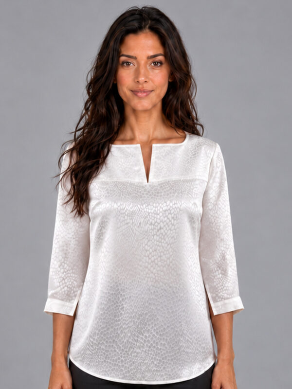 Silkebluse med jacquard i knækket hvid set tæt på forfra