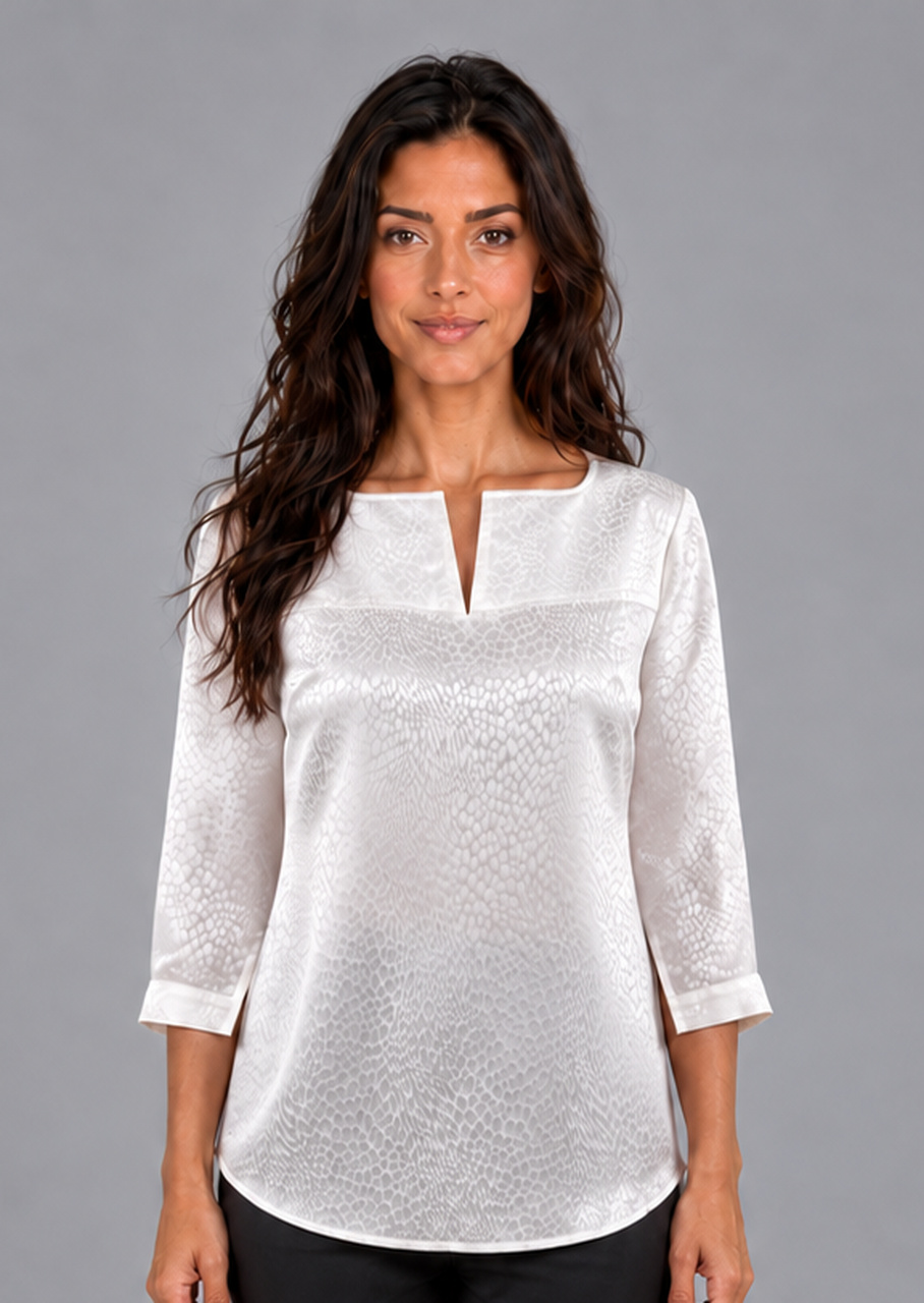 Silkebluse med jacquard i knækket hvid set tæt på forfra