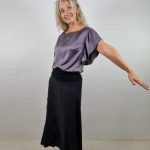 Sort silke nederdel med applikationer
