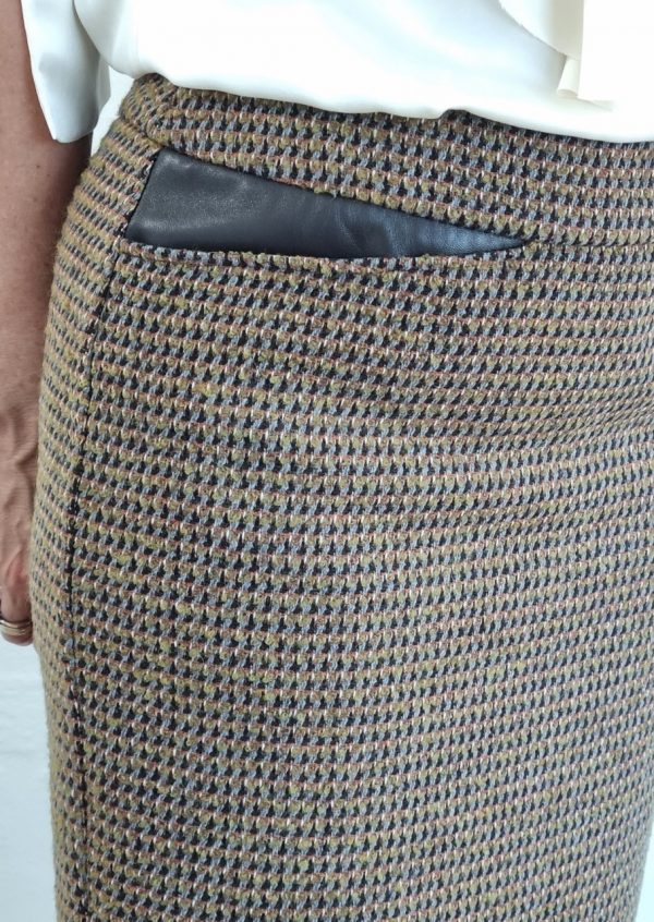 Brun ternet uld nederdel med skind