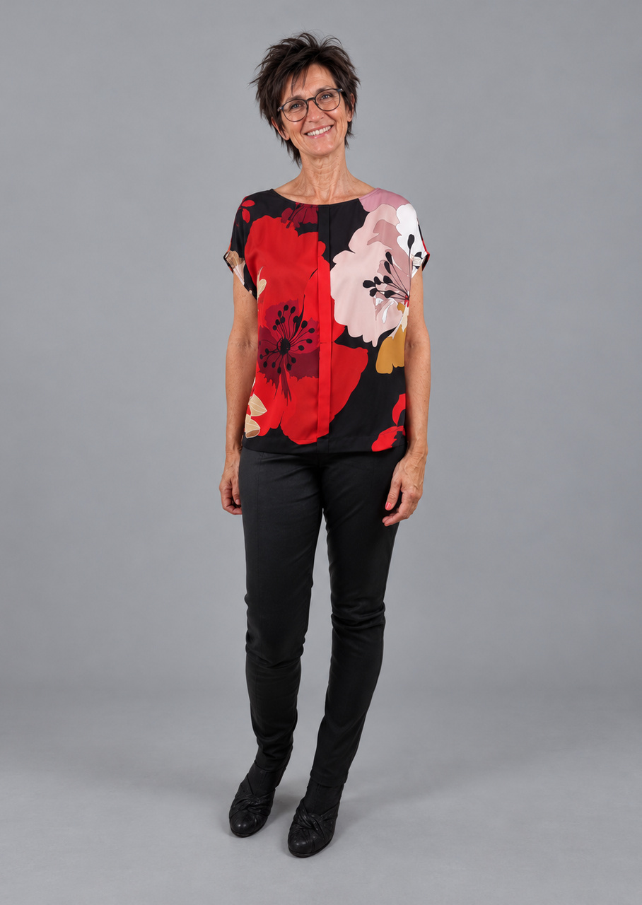 Bluse med store blomster i rød og sort - Billede 4