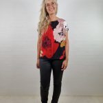 Stor blomstret bluse med læg