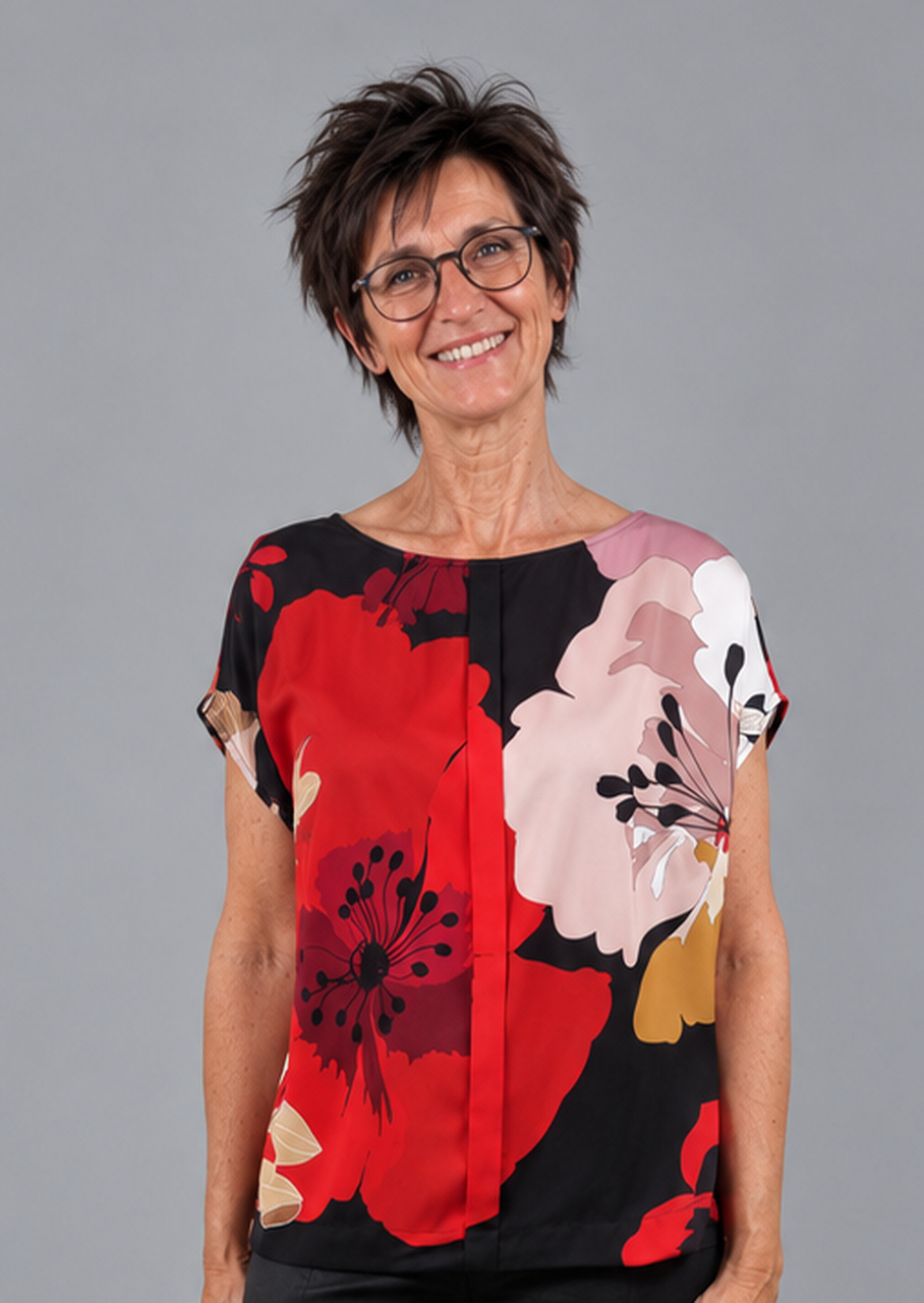 Bluse med store blomster i rød og sort, set forfra og tæt på