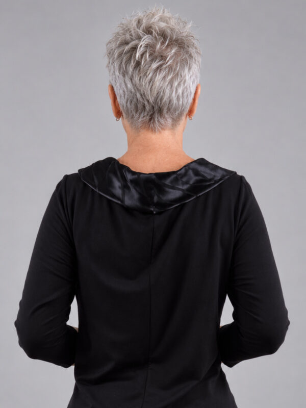 Sort draperet bluse med silkekrave