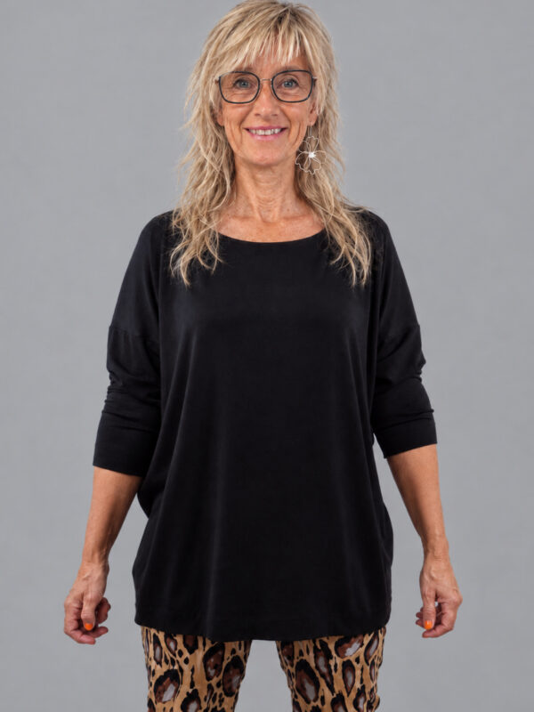Sort jerseybluse med bådudskæring
