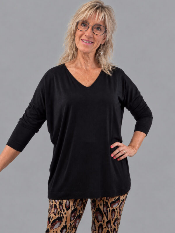 Sort jerseybluse med V-udskæring