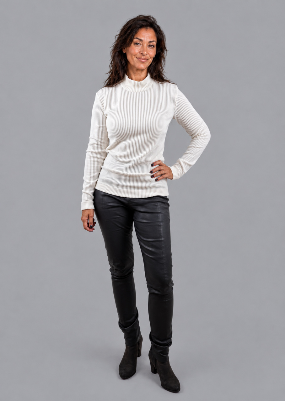 Råhvid velourbluse med rullekrave