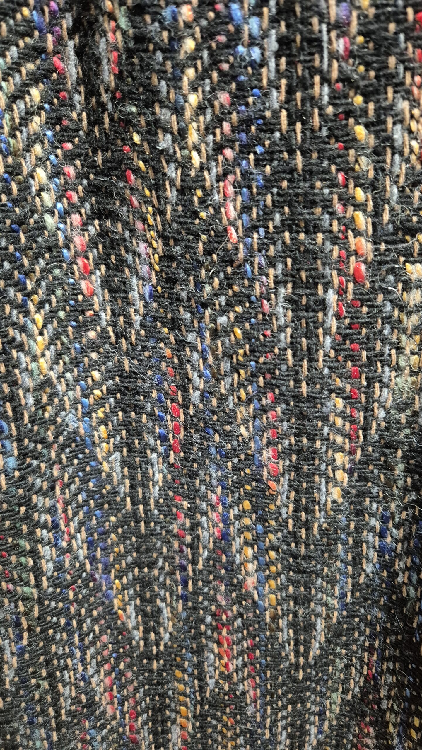 Tweed nederdel i sort med multifarver, stofprøve