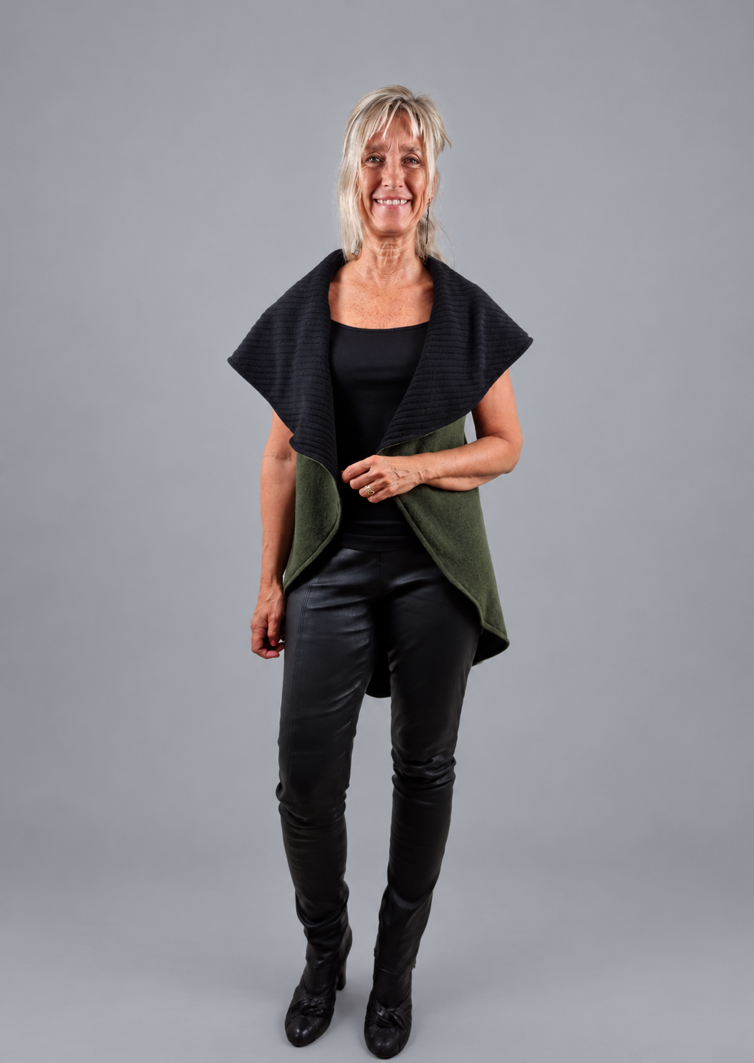 Silkekjole med skinddetaljer multicolor