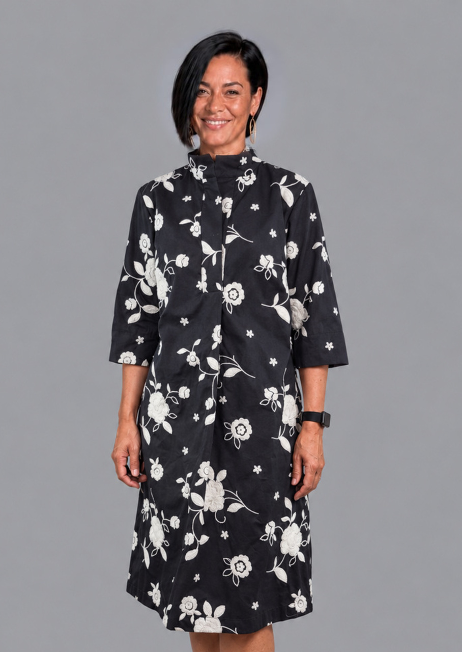 Sort skjortekjole med broderi