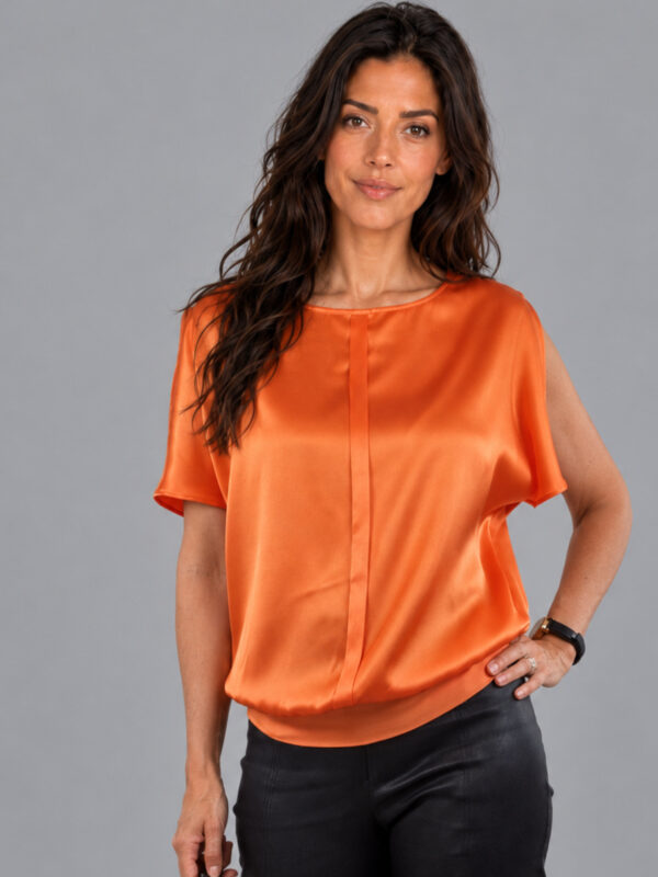 Orange silkebluse med læg