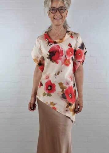 To delt silke kjole i nude og coral