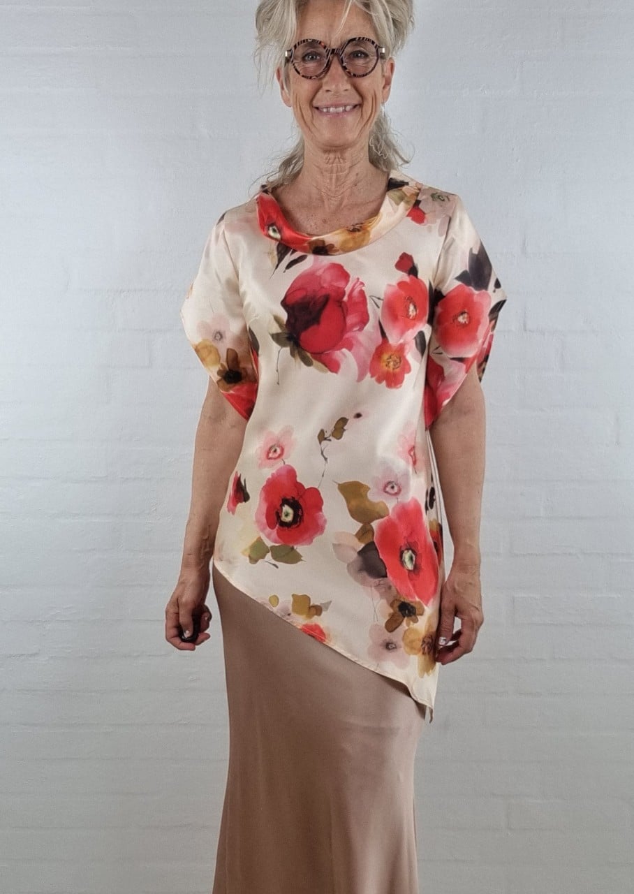 To delt silke kjole i nude og coral