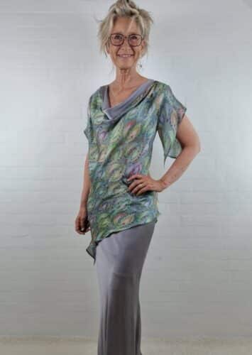 Asymetrisk to delt silke kjole i pastel