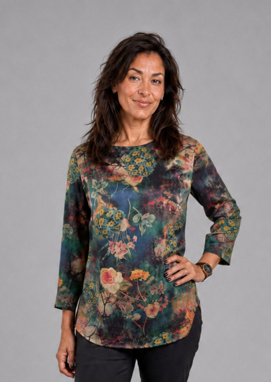 Silkebluse med eventyrprint